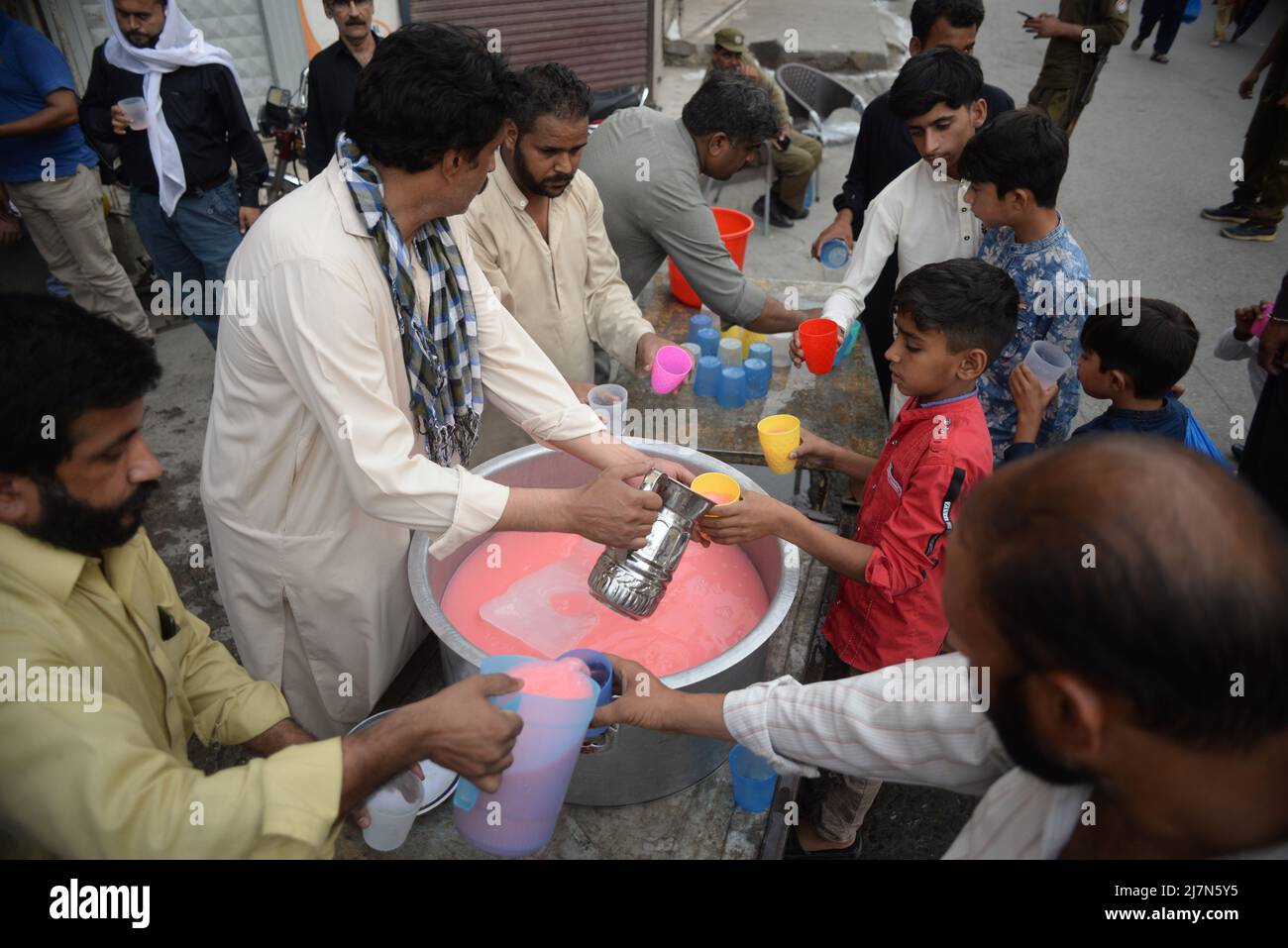 10 mai 2022, Rawalpindi, Punjab, Pakistan : Les dirigeants et les activistes de Tehreek-e-Nifaaz Fiqah Jafferia (TNFJ) ont crié des slogans contre le gouvernement de l'Arabie Saoudite lors d'une manifestation de protestation à l'occasion de Youm-e-Inhedaam-e-Janat-ul-Baqi Graveyard sur la route de Muree rawalpindi.destruction de Jannat ul Baqi la Journée de Hijaz a été observée dans le monde entier contre la sainte démolition de la terre sainte de Hijaz, contre la terre sainte, à Hijaz Il y a un siècle, avec un engagement renouvelé à mettre fin à l'extrémisme religieux et à restaurer les lieux saints des musulmans sur l'appel du chef de Tehreek e Nifaz e fiqh e Jafariya Agha Syed Hamid Ali Shah MooSavi. Sur t Banque D'Images