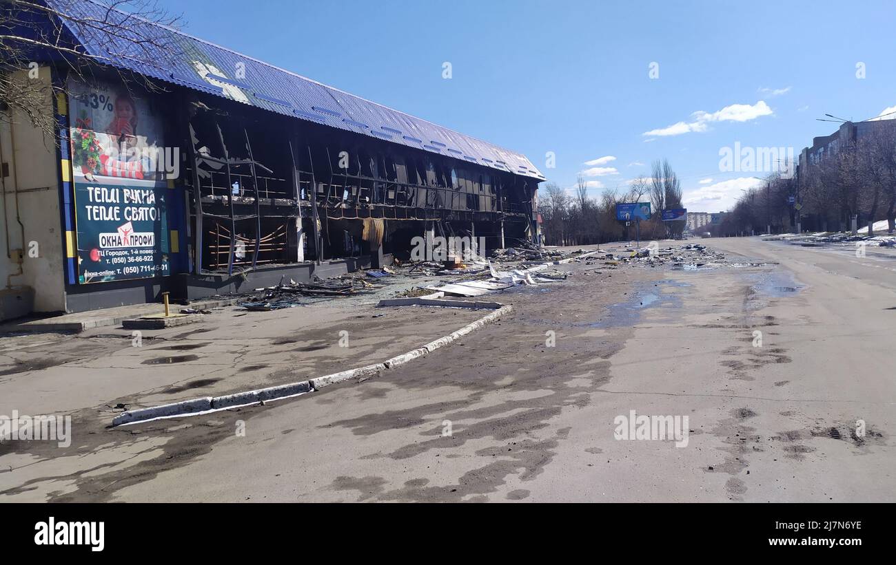 LYSYCHANSK, - UKRAINE 28 mars 2022 : supermarché brûlé et détruit par l'artillerie de l'armée russe, bombes à roquette d'aviation Banque D'Images
