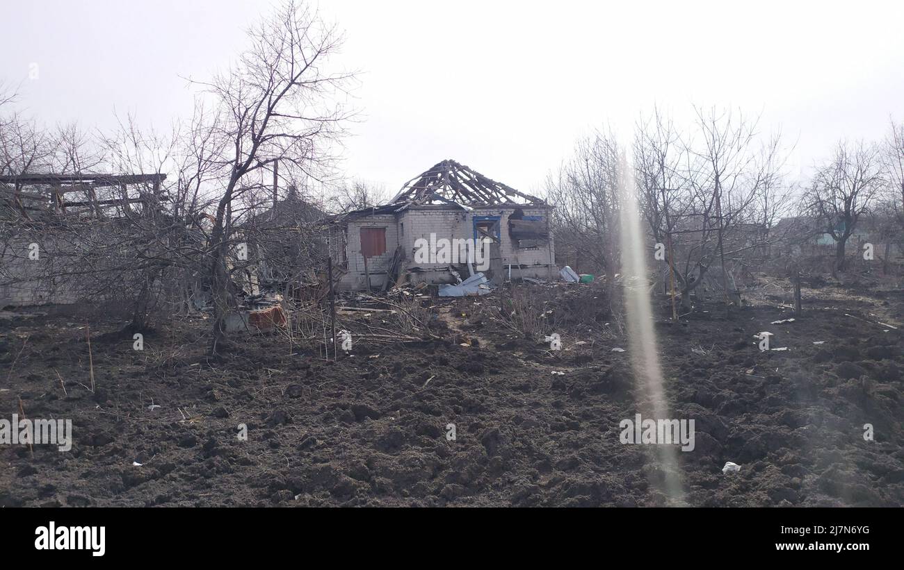 LYSYCHANSK, - UKRAINE 30 mars 2022 : guerre de la Russie contre l'Ukraine. Un bâtiment résidentiel endommagé par un avion ennemi près de la ville ukrainienne Banque D'Images