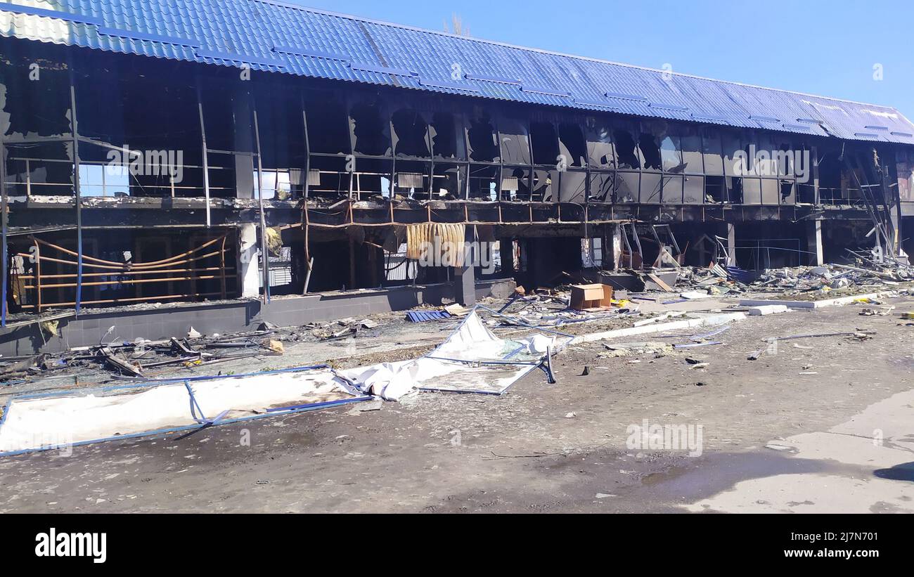 LYSYCHANSK, - UKRAINE 28 mars 2022 : supermarché brûlé et détruit par l'artillerie de l'armée russe, bombes à roquette d'aviation Banque D'Images