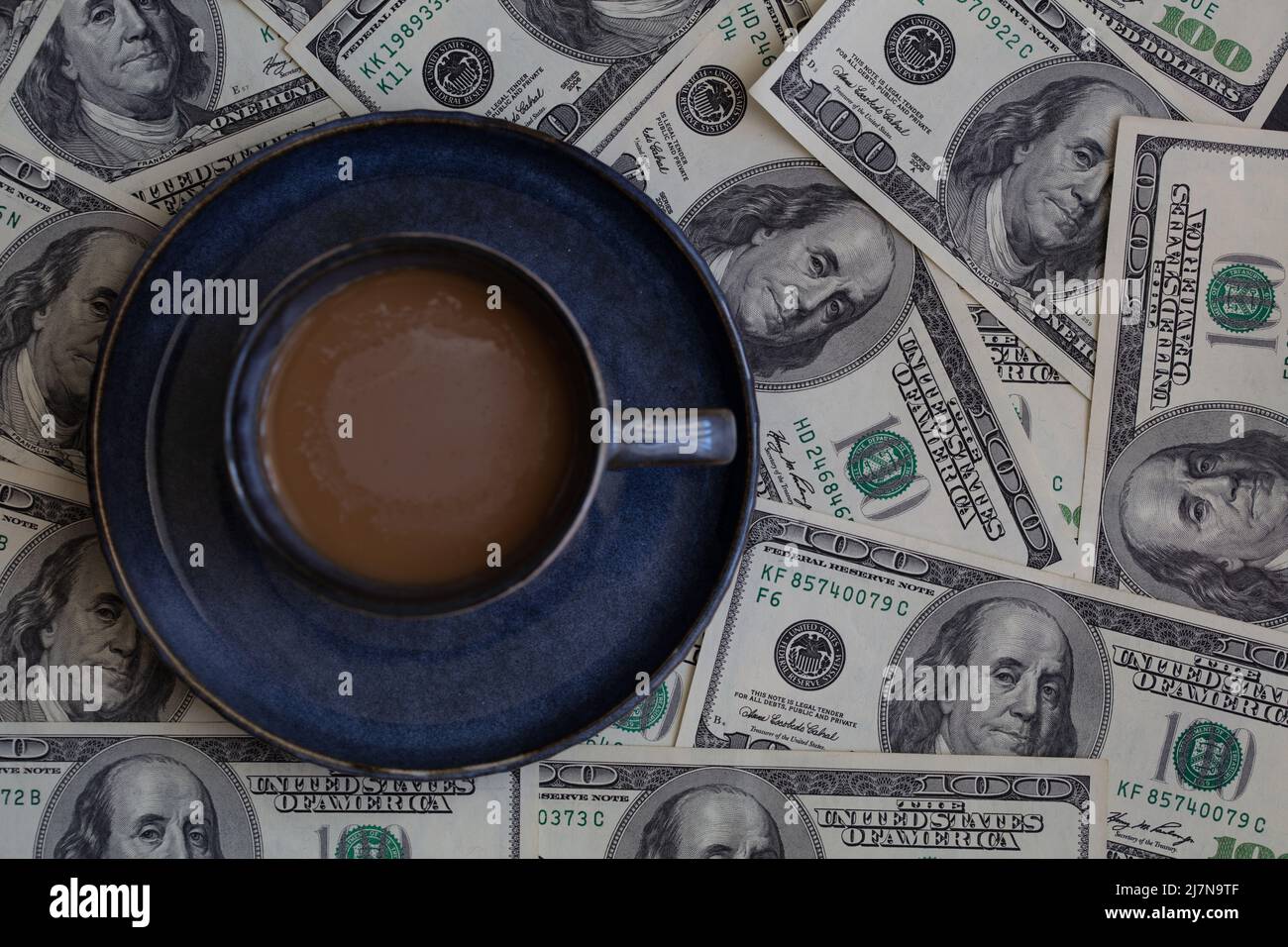 tasse de café sur fond de 100 billets de dollars à des fins de conception Banque D'Images