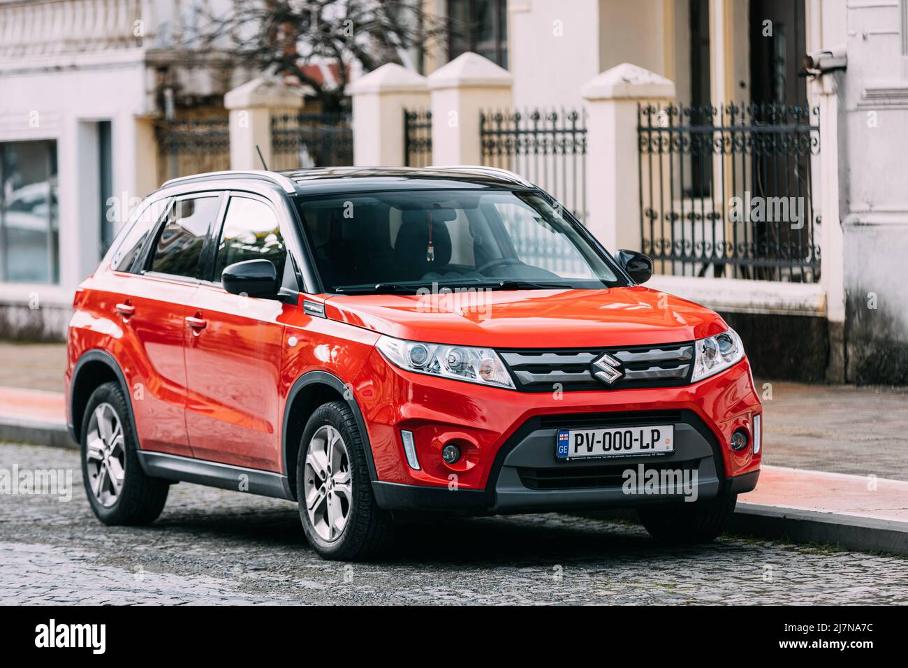 Voiture Red Suzuki Vitara garée dans la rue. Vus multisegment compact Banque D'Images