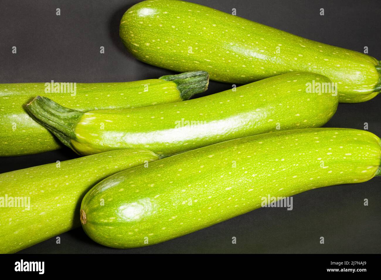 groupe zucchini sur fond noir Banque D'Images