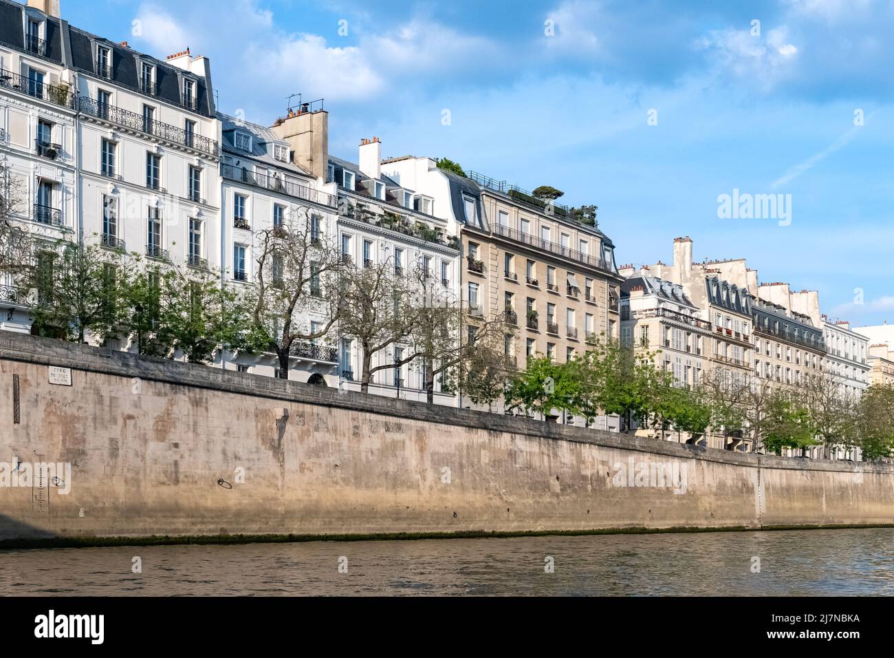 Paris, ile saint-louis et quai de Bethune, beaux bâtiments anciens, panorama Banque D'Images