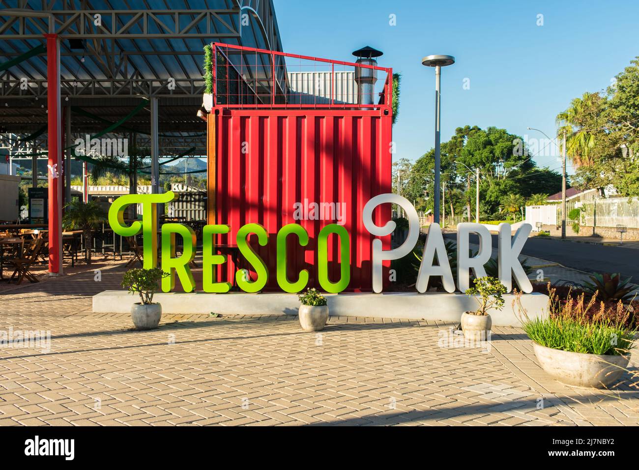 Tres Coroas, Brésil - Circa avril 2022: Tresco Park, aire de restauration en plein air avec bars et restaurants à Tres Coroas Banque D'Images