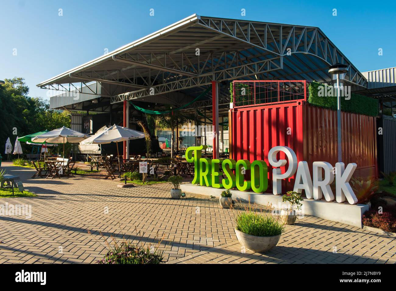 Tres Coroas, Brésil - Circa avril 2022: Tresco Park, aire de restauration en plein air avec bars et restaurants à Tres Coroas Banque D'Images
