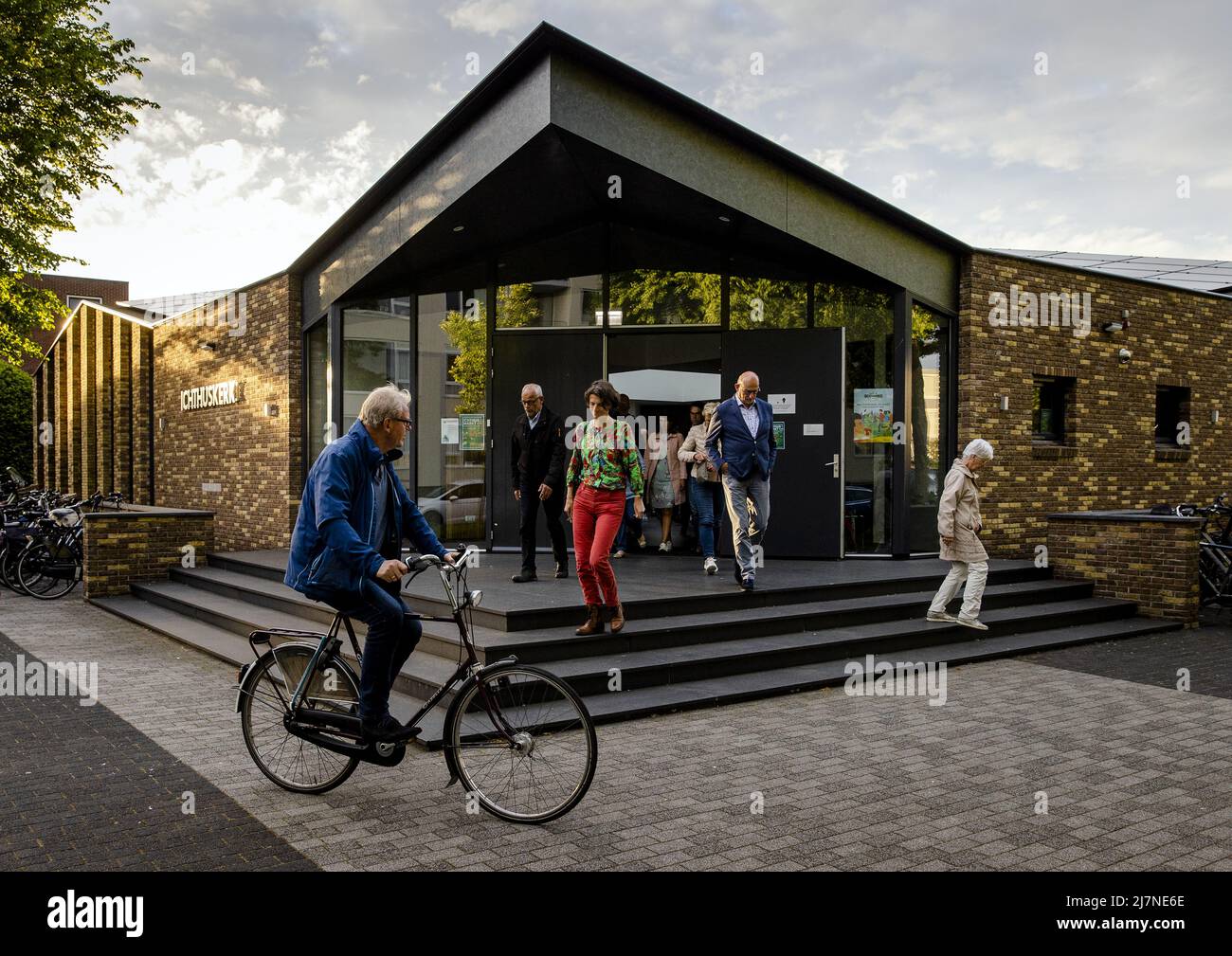 2022-05-10 20:39:26 ALBLASSERDAM - les visiteurs quittent l'Ichtuskerk après un service de prière pour les victimes du drame de tir à la ferme de soins de Tro Tardi dans laquelle une fille de 16 ans de Dordrecht et une femme de 34 ans d'Alblasserdam ont été tués. Pendant le service, il y a aussi une réflexion sur un accident de scooter à Alblasserdam, le même jour que le drame de tir, dans lequel deux femmes sont mortes après avoir été heurtée par une voiture. ANP SEM VAN DER WAL pays-bas sortie - belgique sortie Banque D'Images