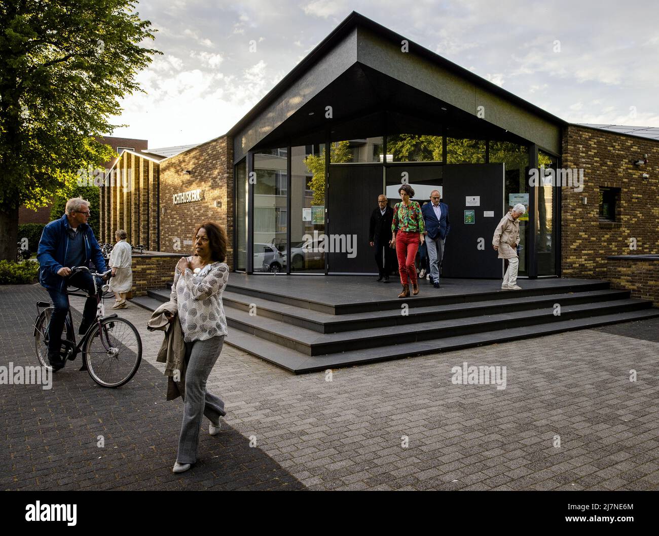 2022-05-10 20:39:25 ALBLASSERDAM - les visiteurs quittent l'Ichtuskerk après un service de prière pour les victimes du drame de tir à la ferme de soins de Tro Tardi dans laquelle une fille de 16 ans de Dordrecht et une femme de 34 ans d'Alblasserdam ont été tués. Pendant le service, il y a aussi une réflexion sur un accident de scooter à Alblasserdam, le même jour que le drame de tir, dans lequel deux femmes sont mortes après avoir été heurtée par une voiture. ANP SEM VAN DER WAL pays-bas sortie - belgique sortie Banque D'Images