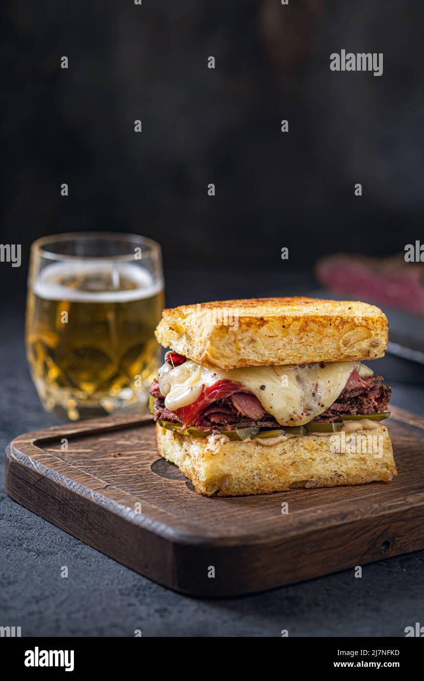 Avec sandwich au pastrami de boeuf sur planche de bois Banque D'Images