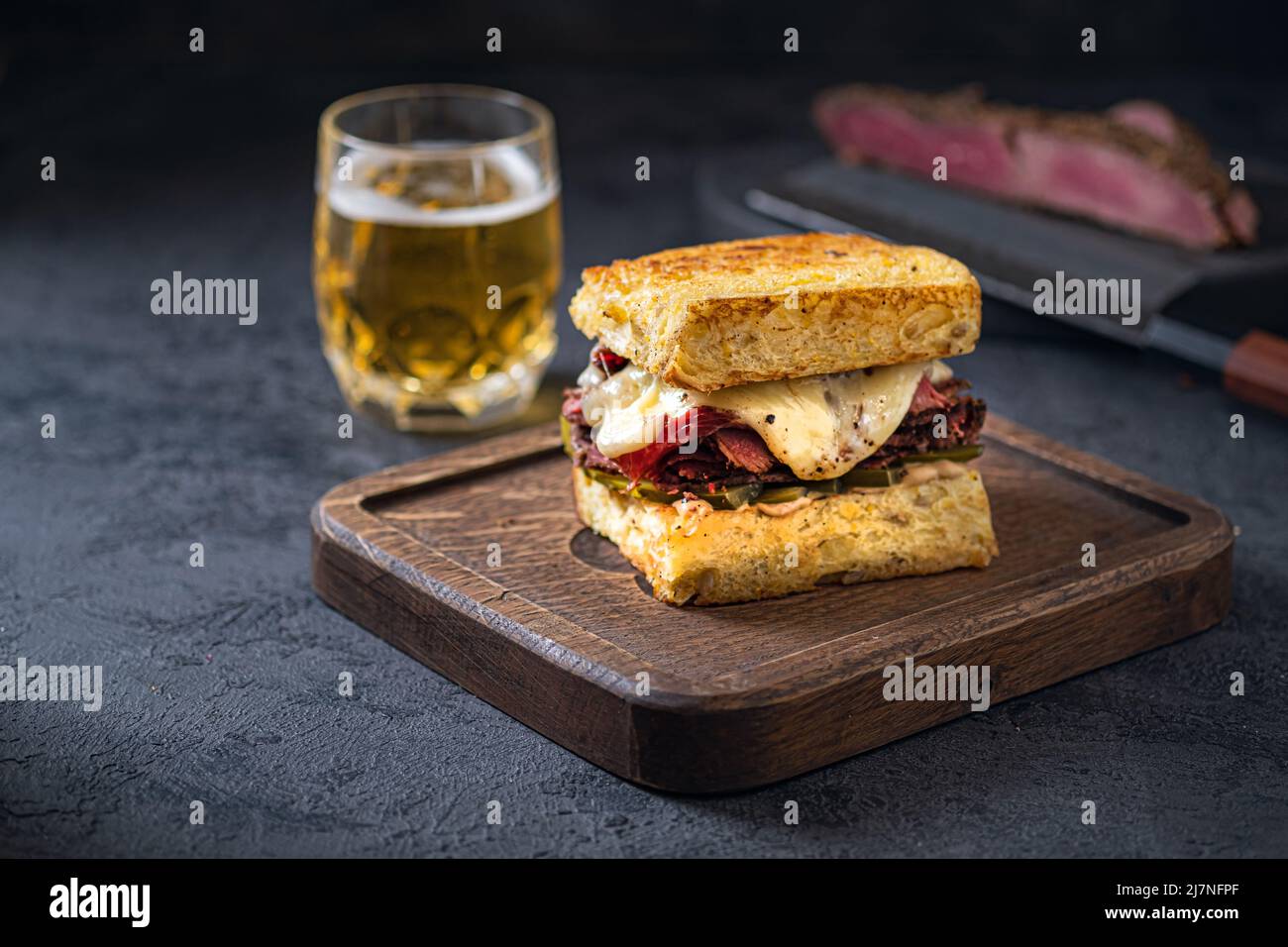 Avec sandwich au pastrami de boeuf sur planche de bois Banque D'Images