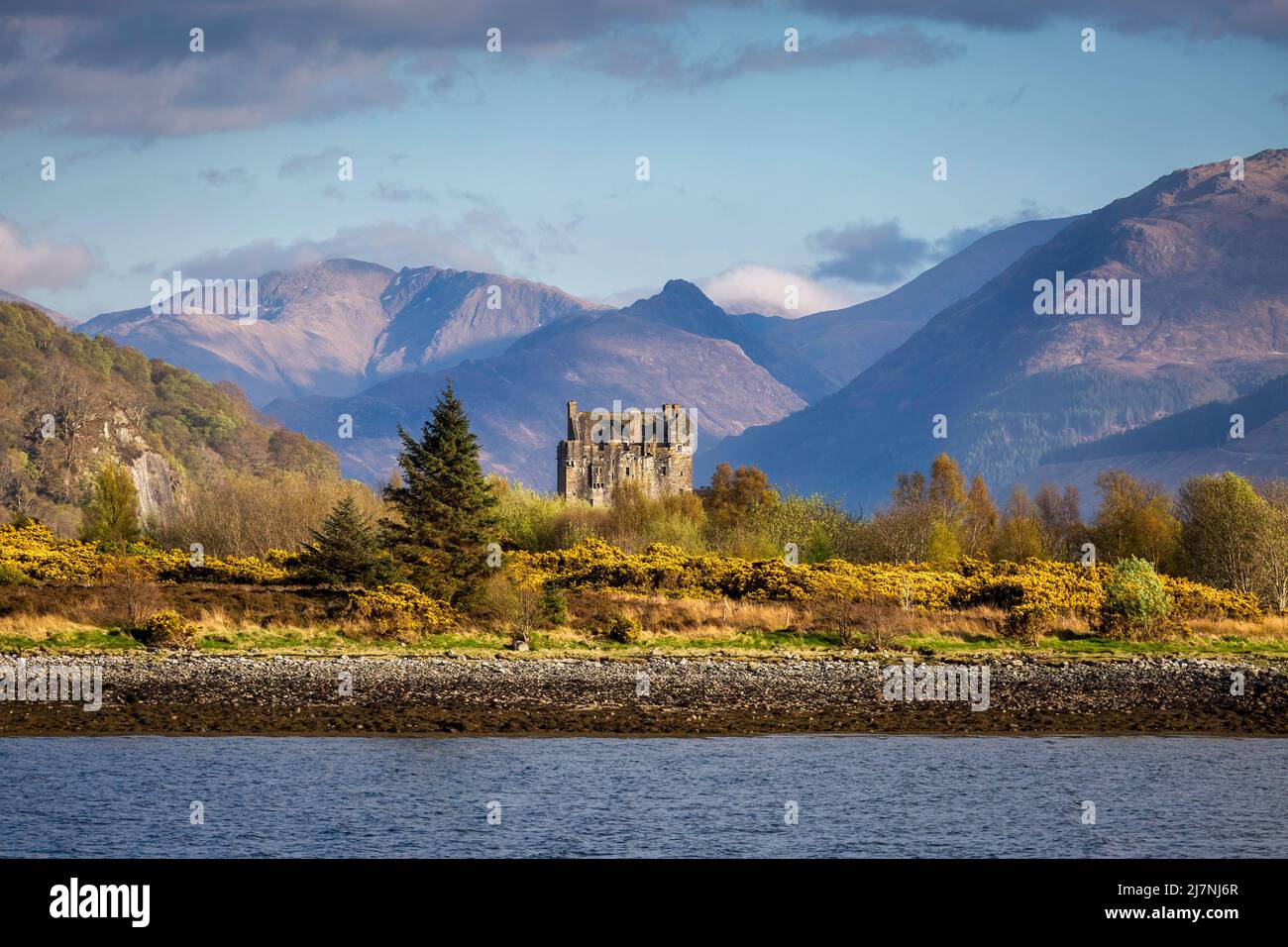 Editorial Scotland, Royaume-Uni - 24 avril 2022 : le spectaculaire château Eilean Donan niché au milieu des montagnes de l'Ecosse, Royaume-Uni. Banque D'Images