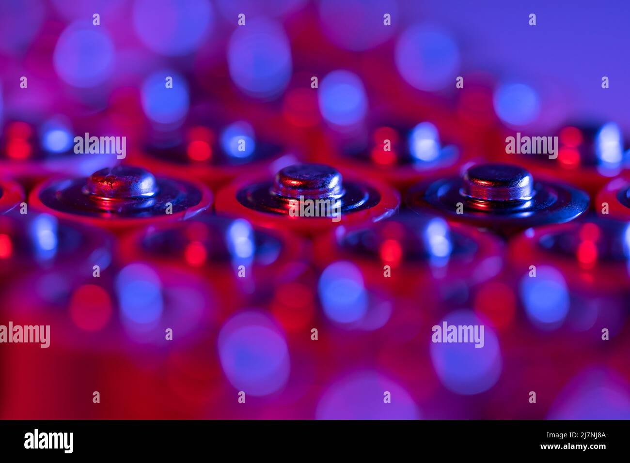 Gros plan des extrémités positives des piles déchargées, tailles AA, prise de vue macro, mise au point sélective. Batterie usagée Banque D'Images