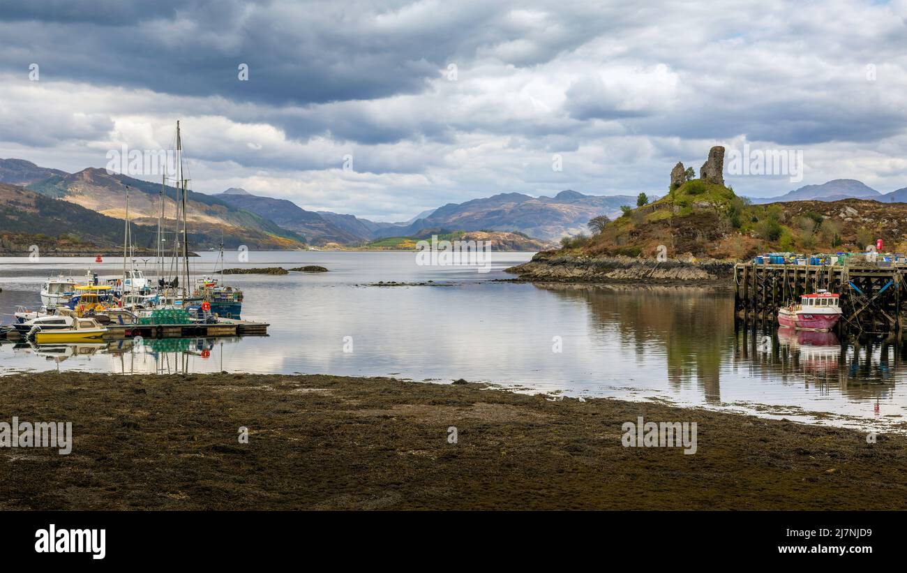 Editorial Ecosse, Royaume-Uni - 27 avril 2022 : Port de Kyleakin, dans un village de la côte est de l'île de Skye, dans les Hébrides intérieures, Écosse, Royaume-Uni Banque D'Images