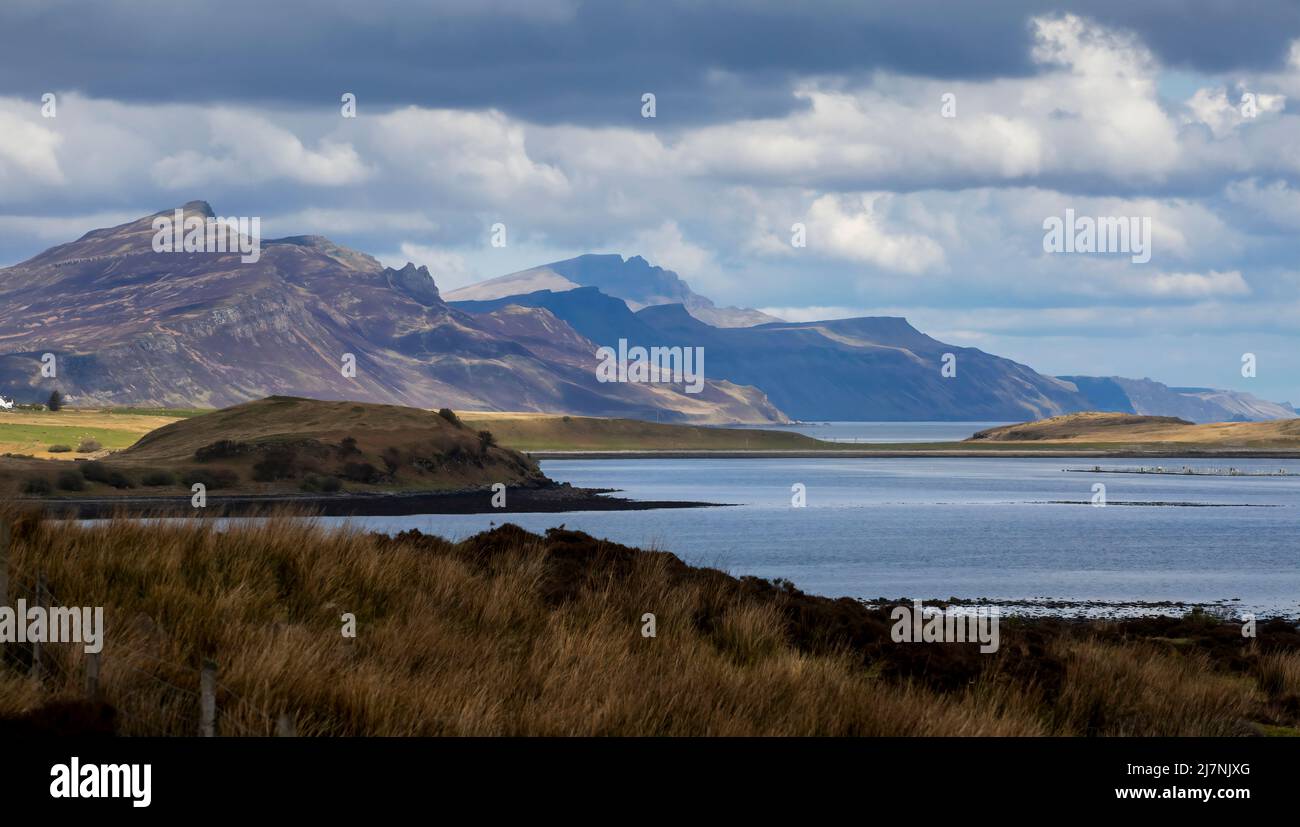 Des montagnes se chevauchant et un Loch dans les Highlands écossais Banque D'Images