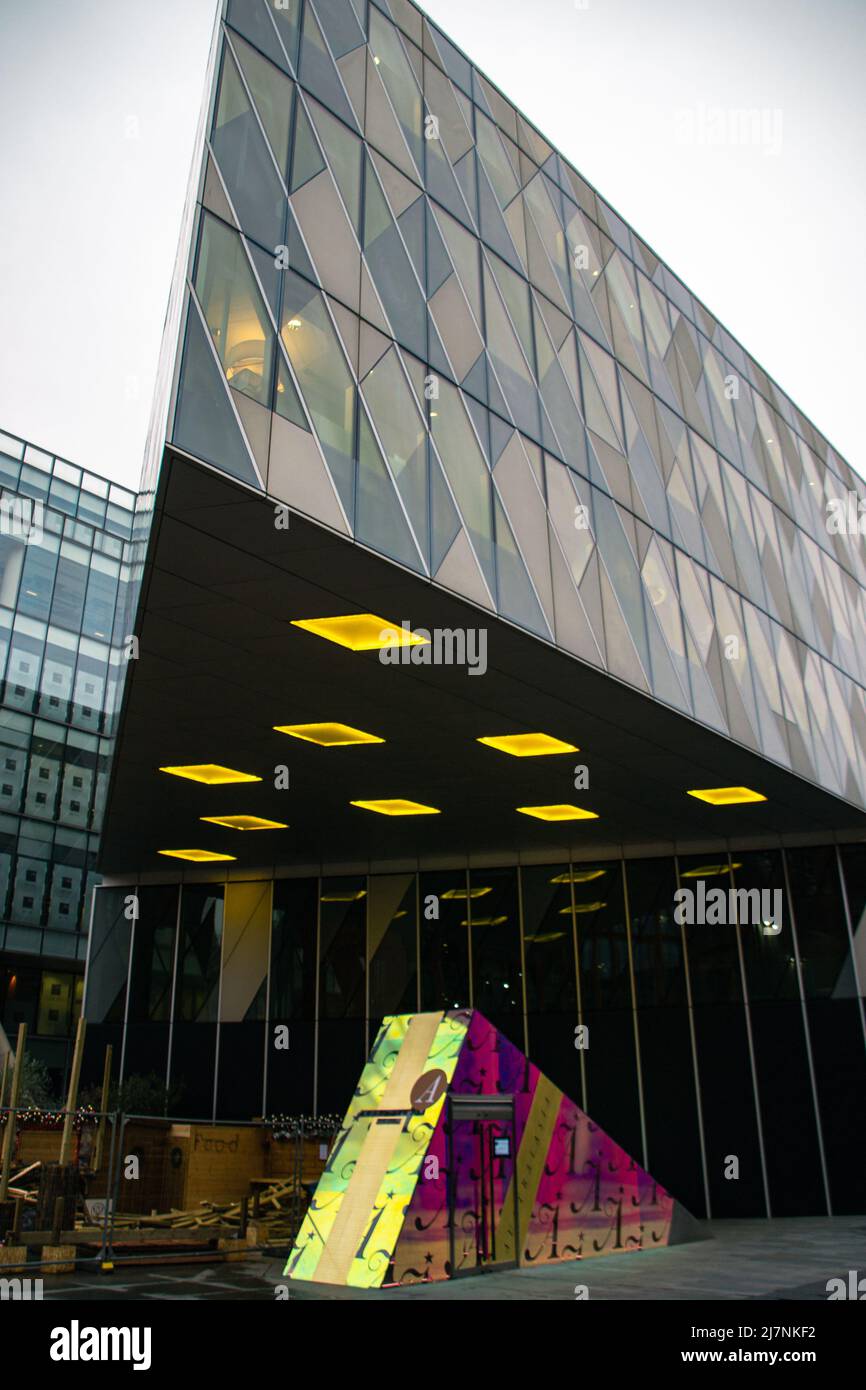 Immeuble de bureaux en verre de forme triangulaire contemporain situé à Deansgate, Manchester, Greater Manchester, Royaume-Uni. Banque D'Images