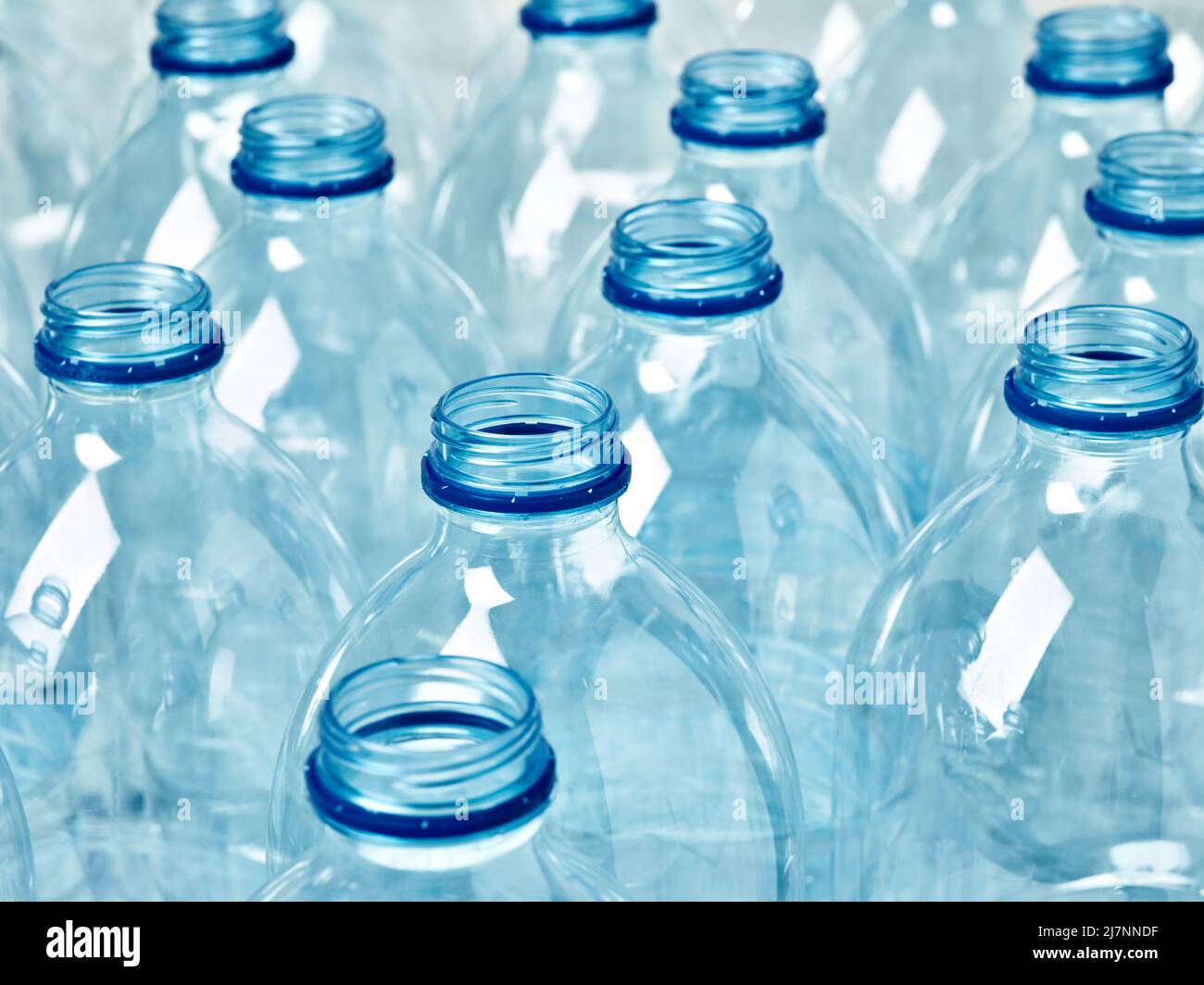 bouteille en plastique vide conteneur de recyclage transparent environnement de l'eau boisson poubelle Banque D'Images