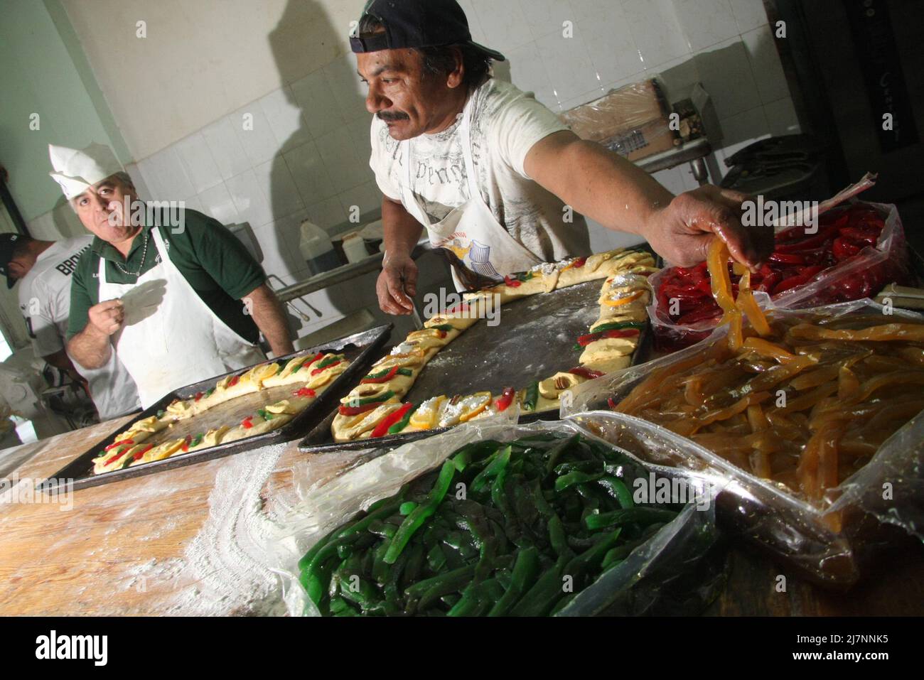 La panaderia Ornelas en el Norte de la Ciudad inicio la epaci—n de la tradicional rosca de reyes de manos de el jefe de panaderos Jose Luis Gallardo de 60 a–os y Guillermo Telles Fuentes de 48, ambos llevan mas de 30 temporadas dedicadas a travail. Visnaga de diferentes colores se agrega al final Banque D'Images