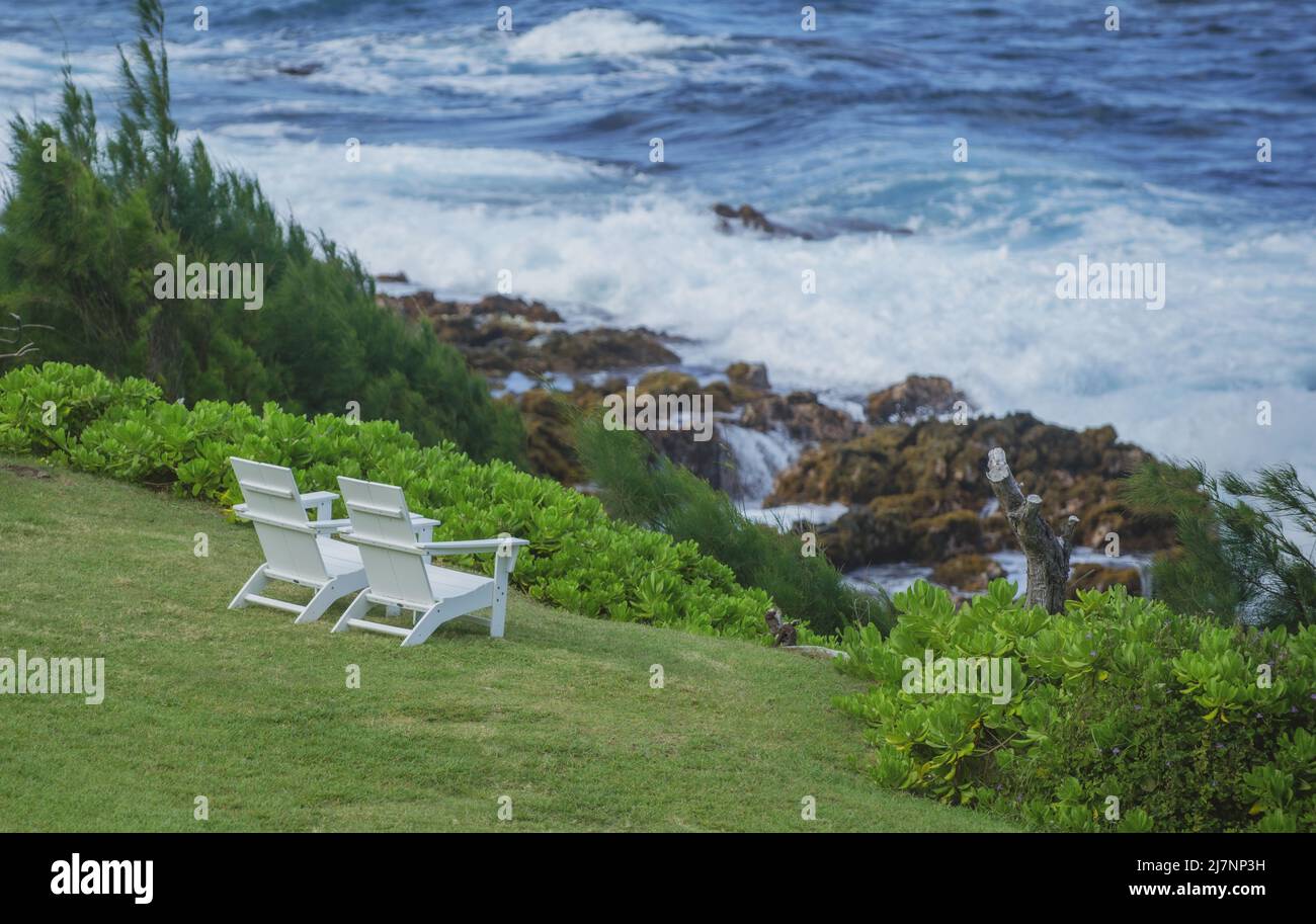 Vue sur la plage, arrière-plan des vacances d'été. Chaise longue sur la plage. Banque D'Images