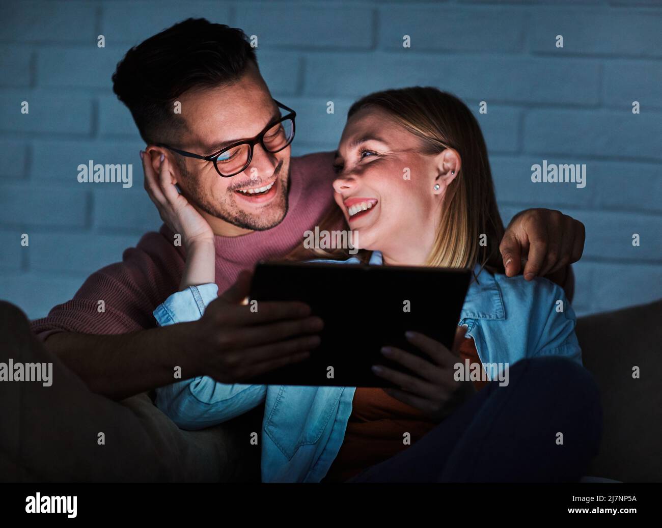 couple film nuit tc portable tablette amour regarder le divertissement Banque D'Images