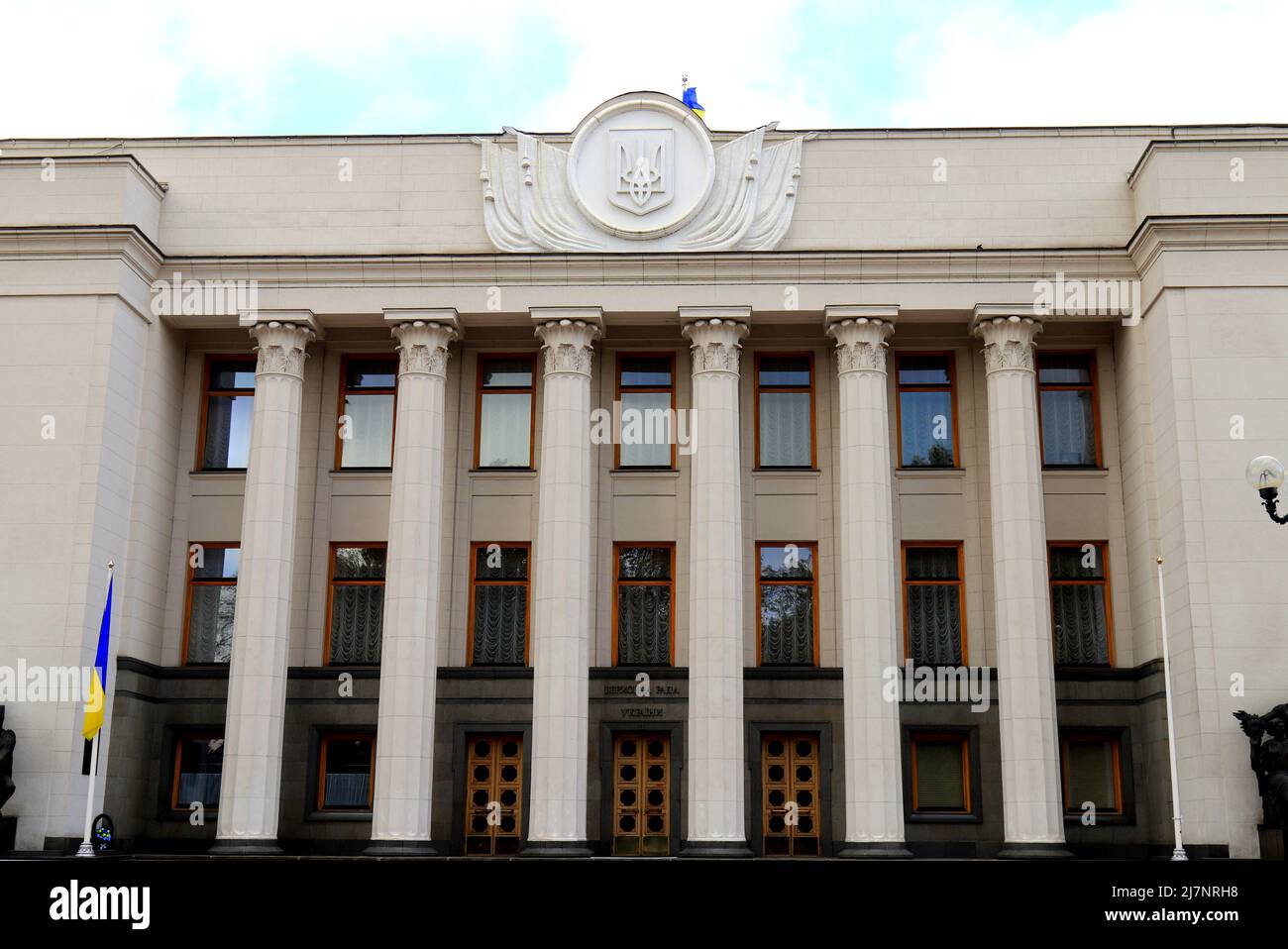 Parlement ukrainien, Kiev, Verkhovna Rada. L'inscription en langue ukrainienne - Conseil suprême de l'Ukraine sur le bâtiment à Kiev. Banque D'Images