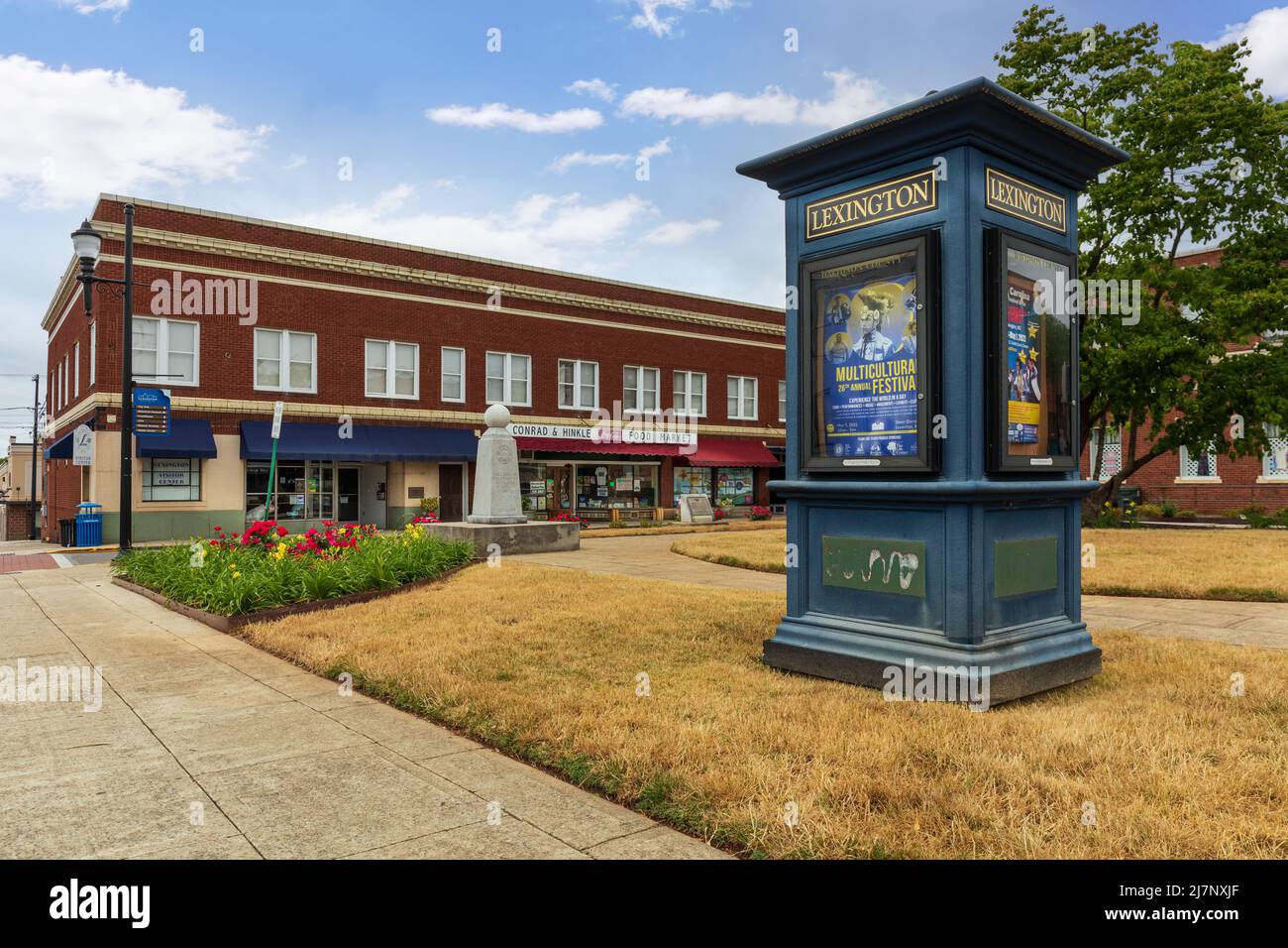 LEXINGTON, NC, USA-8 MAI 2022 : kiosque présentant des affiches informatives d'événements culturels devant des bâtiments d'époque et des entreprises dans une petite com Banque D'Images