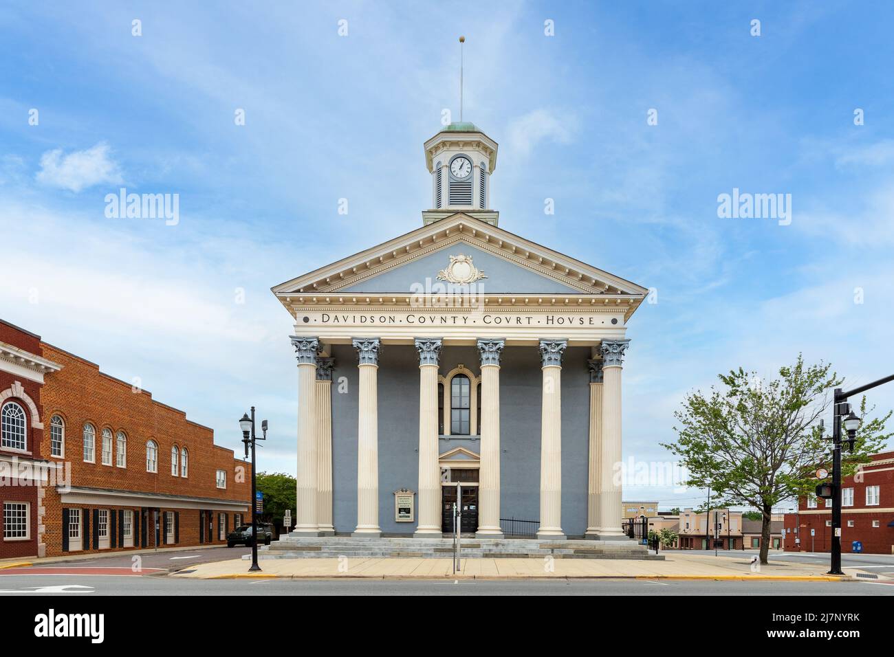 LEXINGTON, NC, USA-8 MAI 2022 : le palais de justice historique du comté de Davidson, qui sert maintenant de musée historique. Vue de l'élévation avant avec grand angle selon Banque D'Images