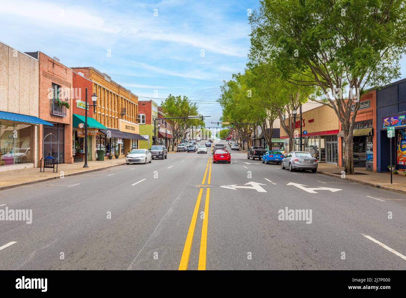 LEXINGTON, NC, USA-8 MAI 2022 : vue grand angle sur main Street le jour d'un ciel bleu. Banque D'Images