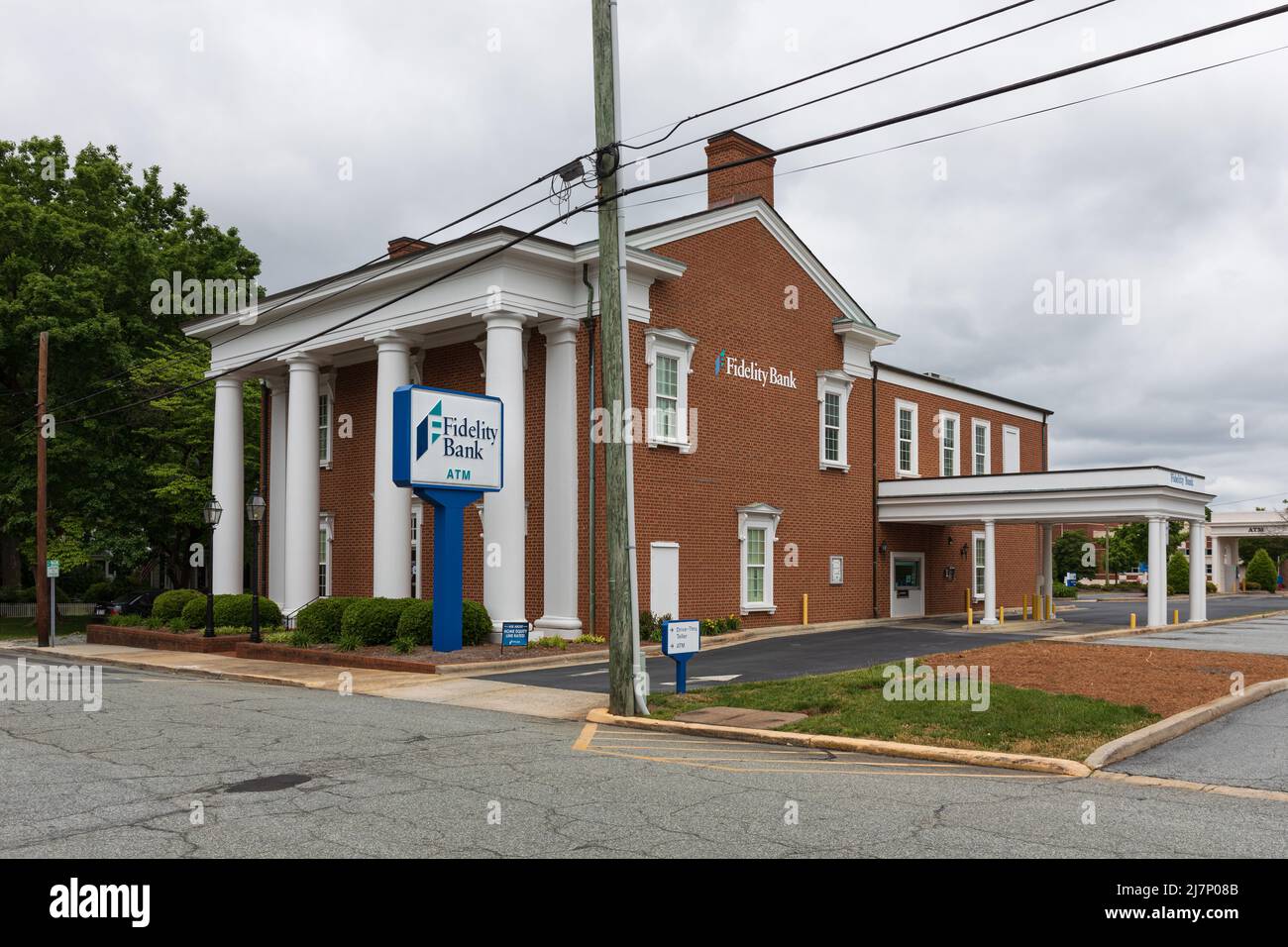 LEXINGTON, Caroline du Nord, USA-8 MAI 2022 : Fidelity Bank, affichage du bâtiment et du drive-in. Banque D'Images