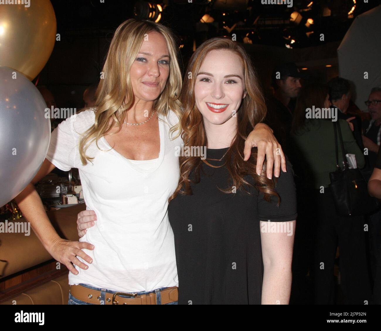 LOS ANGELES - 25 MARS : Sharon case, Camryn Grimes au gâteau d'anniversaire 41st des jeunes et sans repos à CBS Television City le 25 mars 2014 à Los Angeles, en Californie Banque D'Images