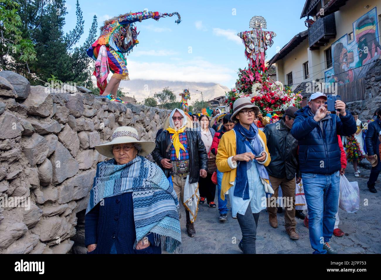 Festival Choquekillka. L'image du senor de Choquekillka est portée dans les rues de la ville d'Ollantaytambo, au Pérou, dans la vallée sacrée du Pérou Banque D'Images