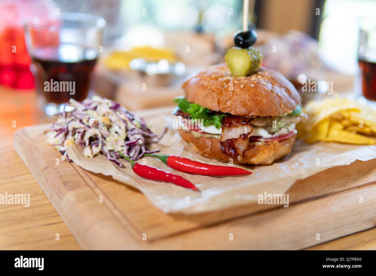 Hamburger à patty de bœuf. Bacon, fromage, tomate, légumes verts, cornichon Banque D'Images