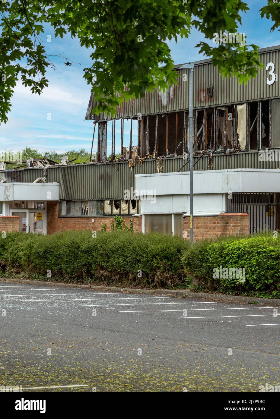 Usine détruite par un incendie sur Padgets Lane à Redditch, Worcestershire, Angleterre. Banque D'Images