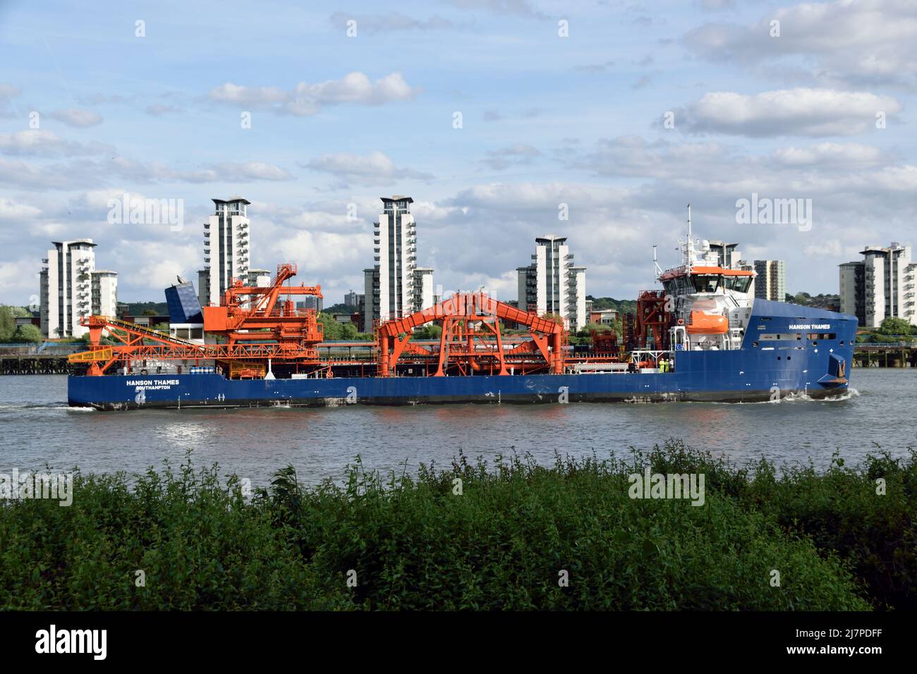 HANSON THAMES, le dredger récemment livré, est en train de remonter la Tamise lors de sa première visite à Charlton à Londres Banque D'Images