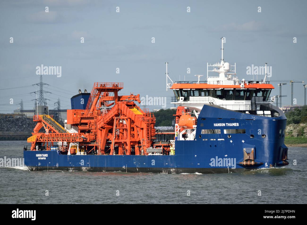 HANSON THAMES, le dredger récemment livré, est en train de remonter la Tamise lors de sa première visite à Charlton à Londres Banque D'Images