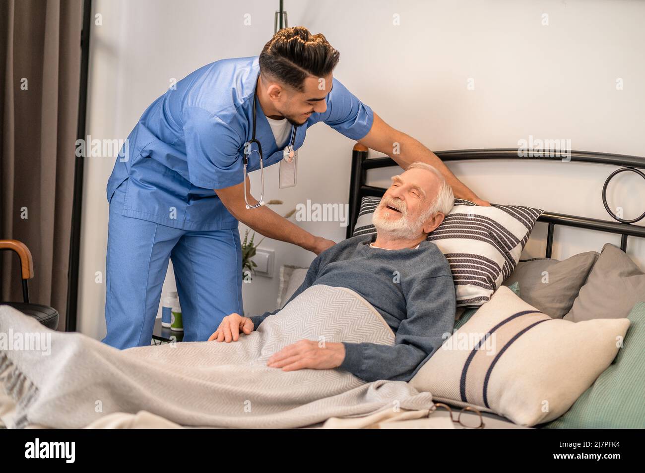 Nurse with bedridden patient Banque de photographies et d’images à