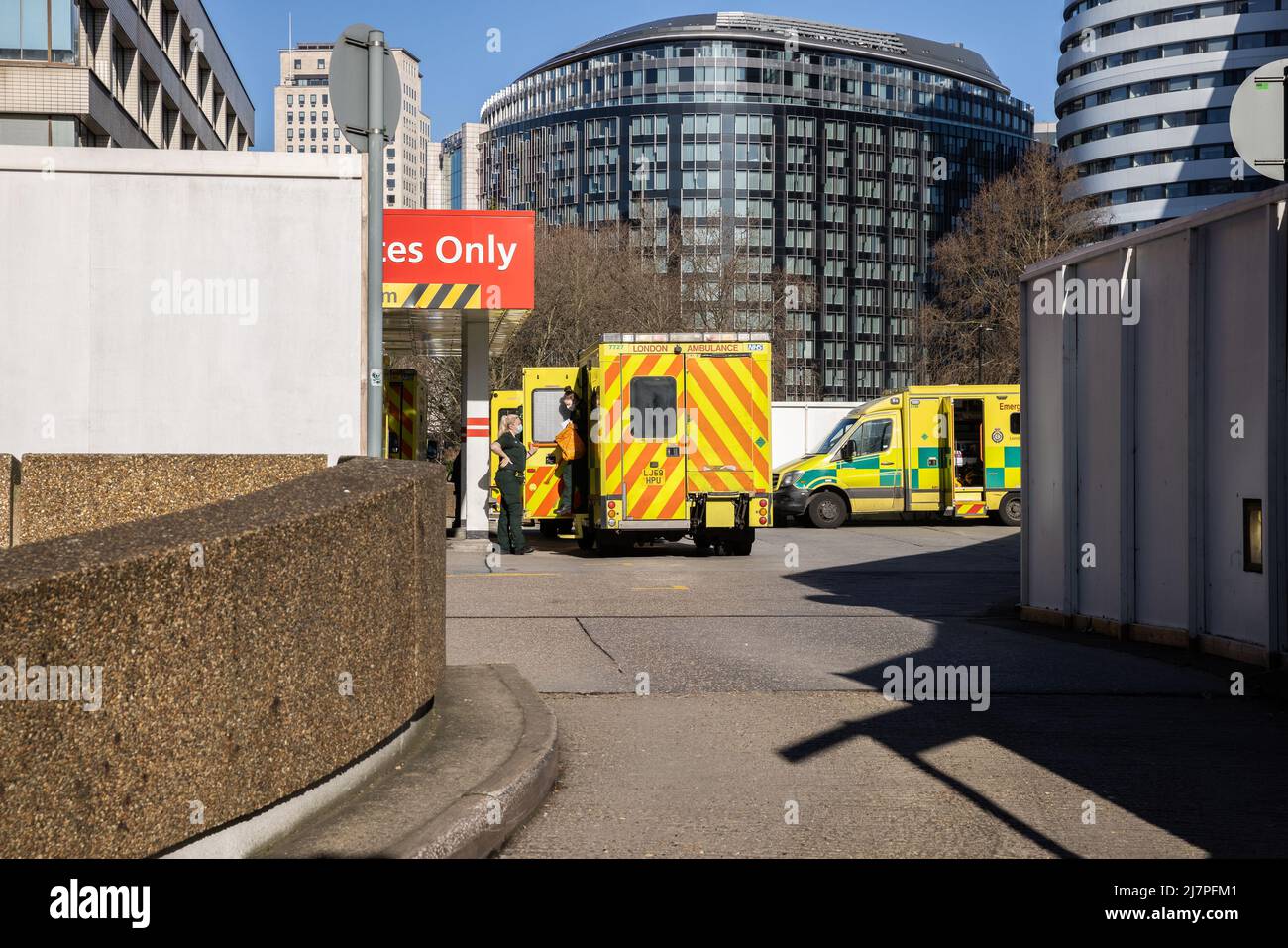 Ambulances mises en file d'attente au département A&E de l'hôpital St Thomas présentant: Atmosphère où: Londres, Royaume-Uni quand: 22 janv. 2021 crédit: Phil Lewis/WENN Banque D'Images