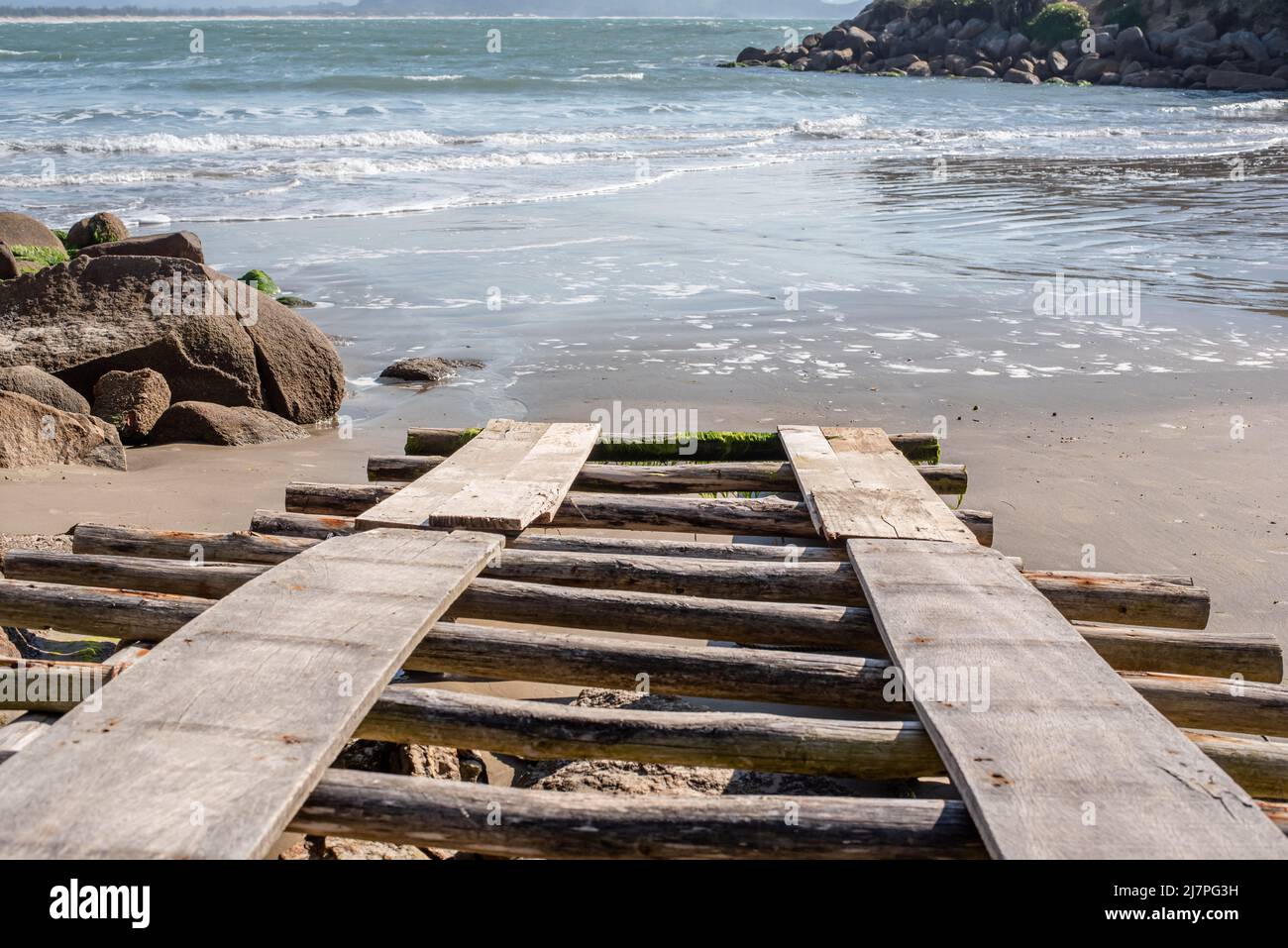 Rampe de mise à l'eau en bois. chemin de fer maritime rustique Banque D'Images