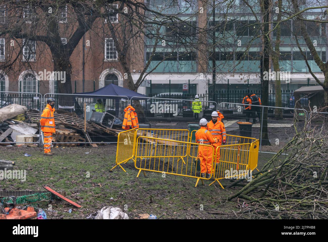 Les huissiers travaillent sur place pour expulser un groupe de HS2 activistes qui vivent dans des tunnels instables sous les jardins d'Euston Square dans le centre de Londres présentant: Atmosphère où: Londres, Royaume-Uni quand: 01 Fév 2021 crédit: Phil Lewis/WENN Banque D'Images