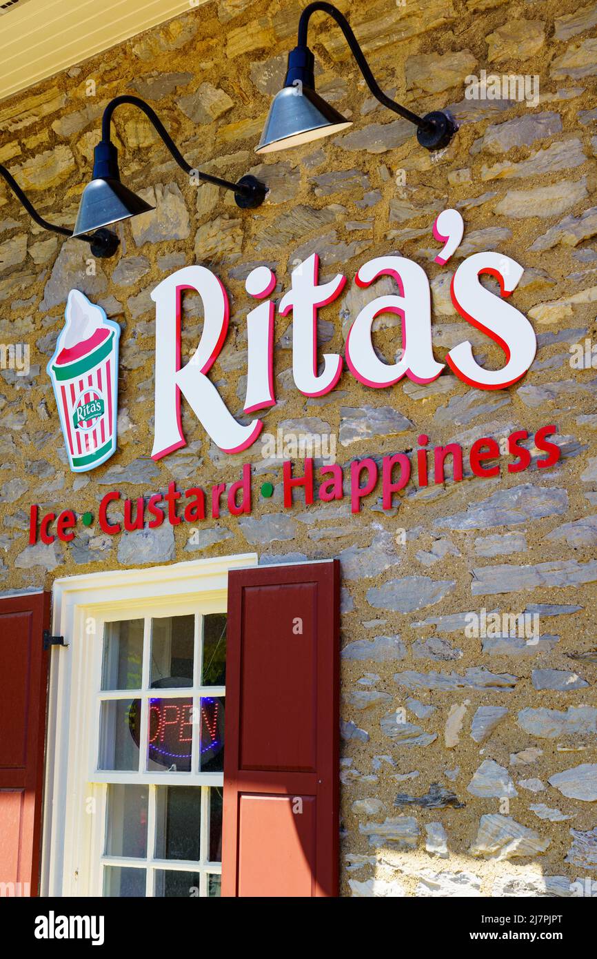 Exton, PA, USA - 10 mai 2022: Rita's Italian Ice est une chaîne privée de restauration rapide. Il y a plus de 500 restaurants dans 31 États, Mo Banque D'Images
