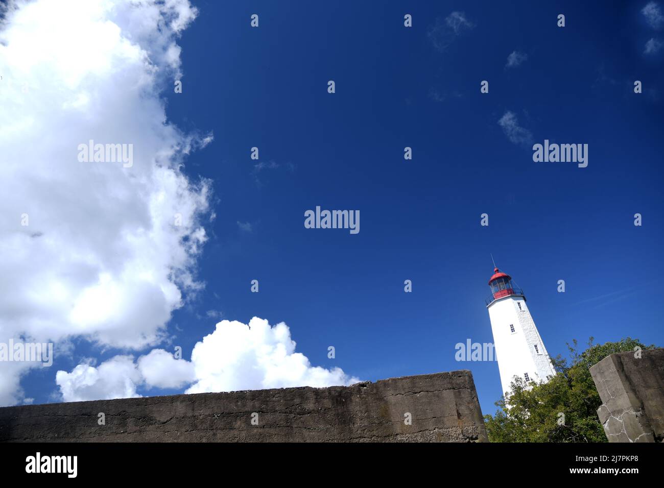 PREMIÈRE OBSERVATION : la lumière à crochet sablonneux du NJ a été achevée en 1764 et est le plus ancien phare opérationnel des États-Unis situé sur la base militaire de fort Hancock. Banque D'Images