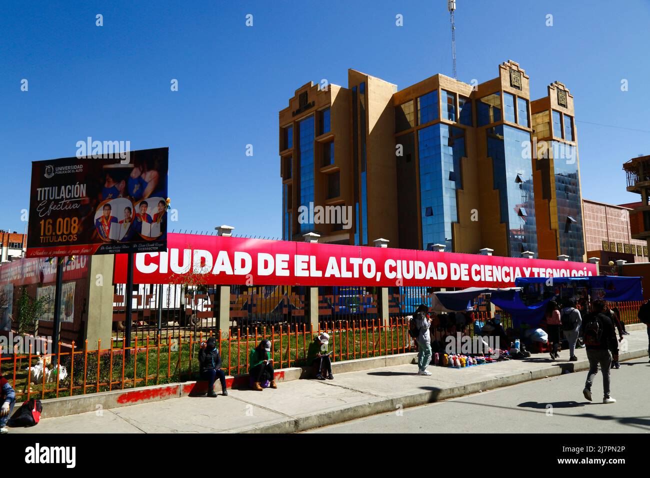 Bannière « ville d'El Alto, ville des sciences et de la technologie » à l'extérieur du bâtiment principal de l'université UPEA (Universidad Pública de El Alto), El Alto, Bolivie Banque D'Images