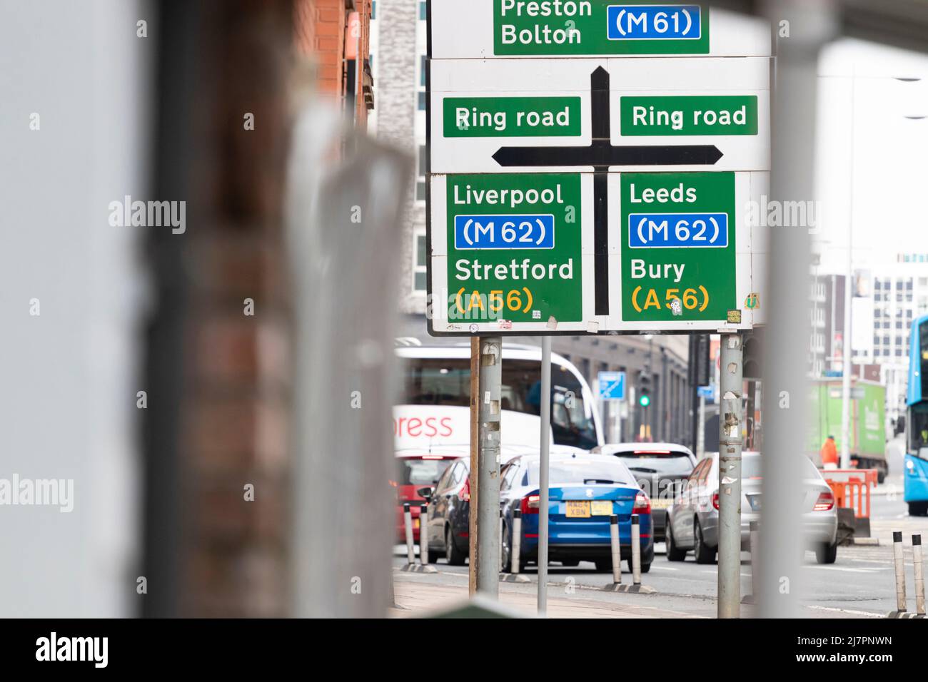 Panneau de rue du centre-ville indiquant les itinéraires vers Liverpool. Leeds, Stretford, Bury, etc., au milieu de la circulation et de la scène urbaine Banque D'Images