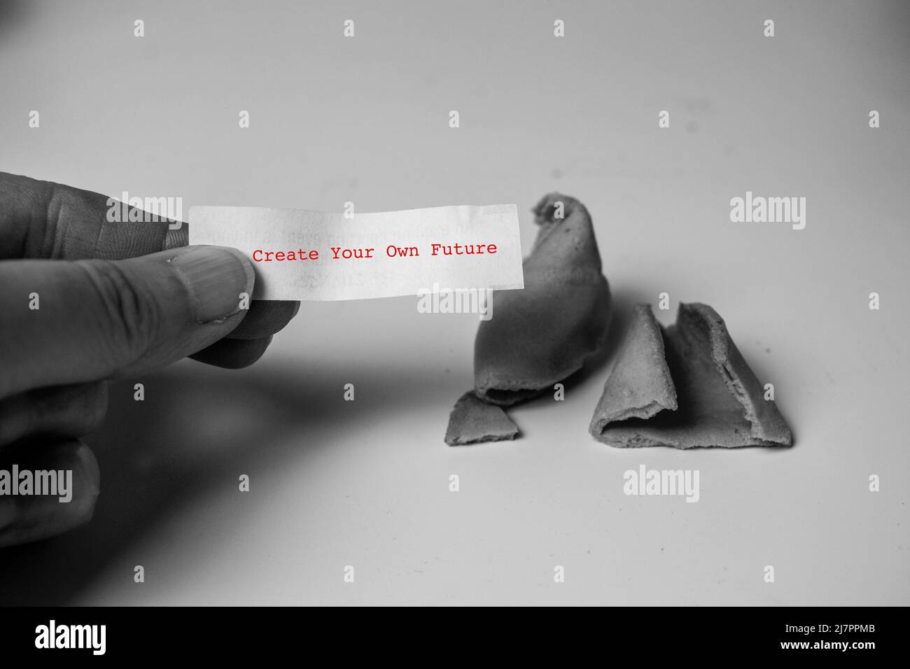 Gros plan sur un cookie Fortune ouvert avec le message amusant « Create Your Own future » Banque D'Images