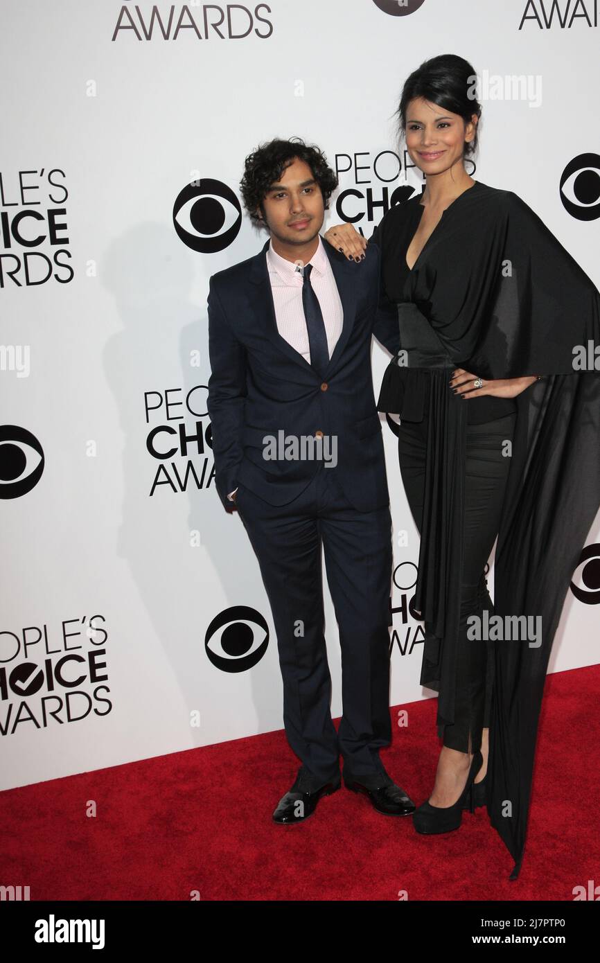 LOS ANGELES - JAN 8: Kunal Nayyar, Neha Kapur aux People's Choice Awards 2014 arrivées au Nokia Theatre de LA Live le 8 janvier 2014 à Los Angeles, CA Banque D'Images