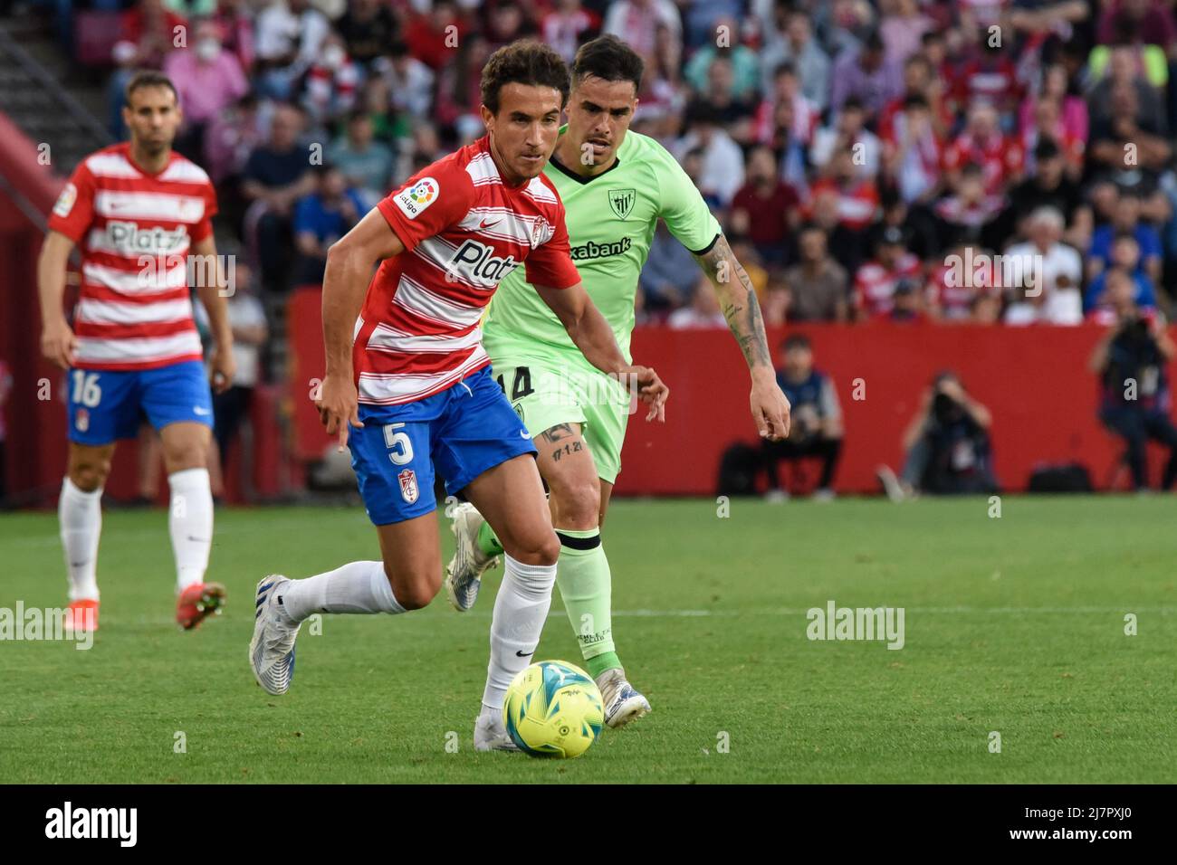 Grenade, Espagne. 10th mai 2022. Luis Milla de Grenade CF étant suivi par Dani Garcia d'Ath Bilbao lors du match de la Ligue entre Grenade CF et Ath Bilbao au stade Nuevo Los Carmenes le 10 mai 2022 à Grenade, Espagne. (Photo de José M Baldomero/Pacific Press) crédit: Pacific Press Media production Corp./Alay Live News Banque D'Images