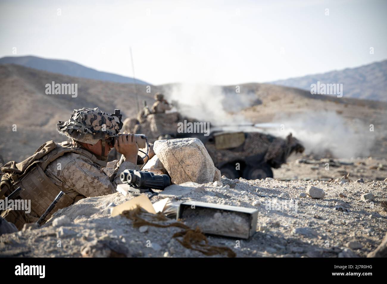 Une marine américaine avec 3D Bataillon, 1st Marine Regiment, 1st Marine Division, engage un objectif lors de l'exercice d'entraînement intégré (ITX) 3-22 au Marine corps Air Ground combat Center Twentynine Palms, Californie, le 25 avril 2022. ITX est une évolution d'entraînement d'un mois comprenant plusieurs gammes pour affiner la manœuvre d'armes combinées dans les opérations de combat offensives et défensives. (É.-U. Photo du corps marin par Cpl. Jacob Yost) Banque D'Images