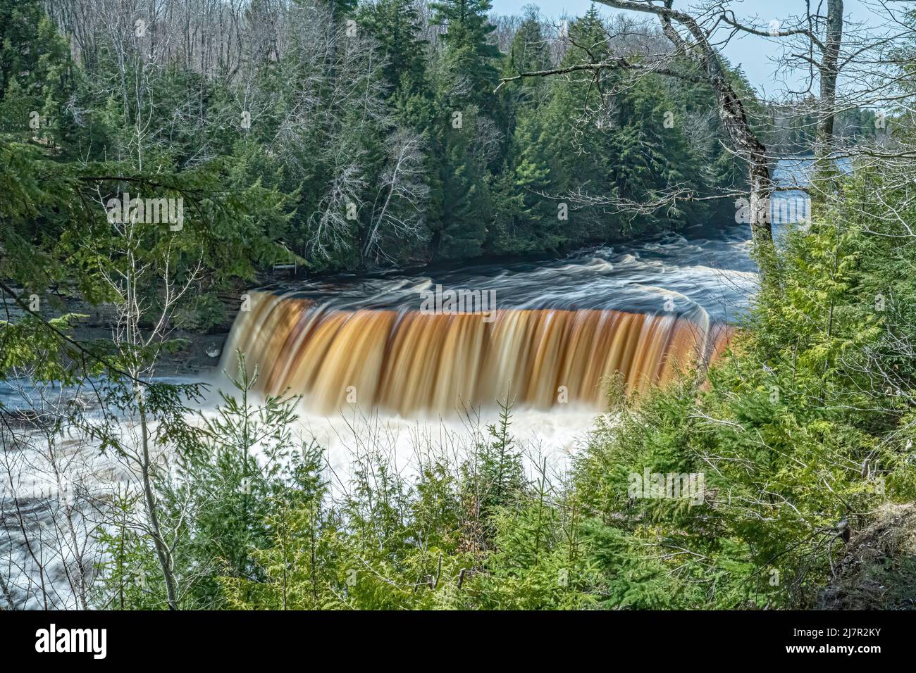 Une vue printanière de la partie supérieure des chutes Tahquamenon dans la péninsule supérieure du Michigan Banque D'Images