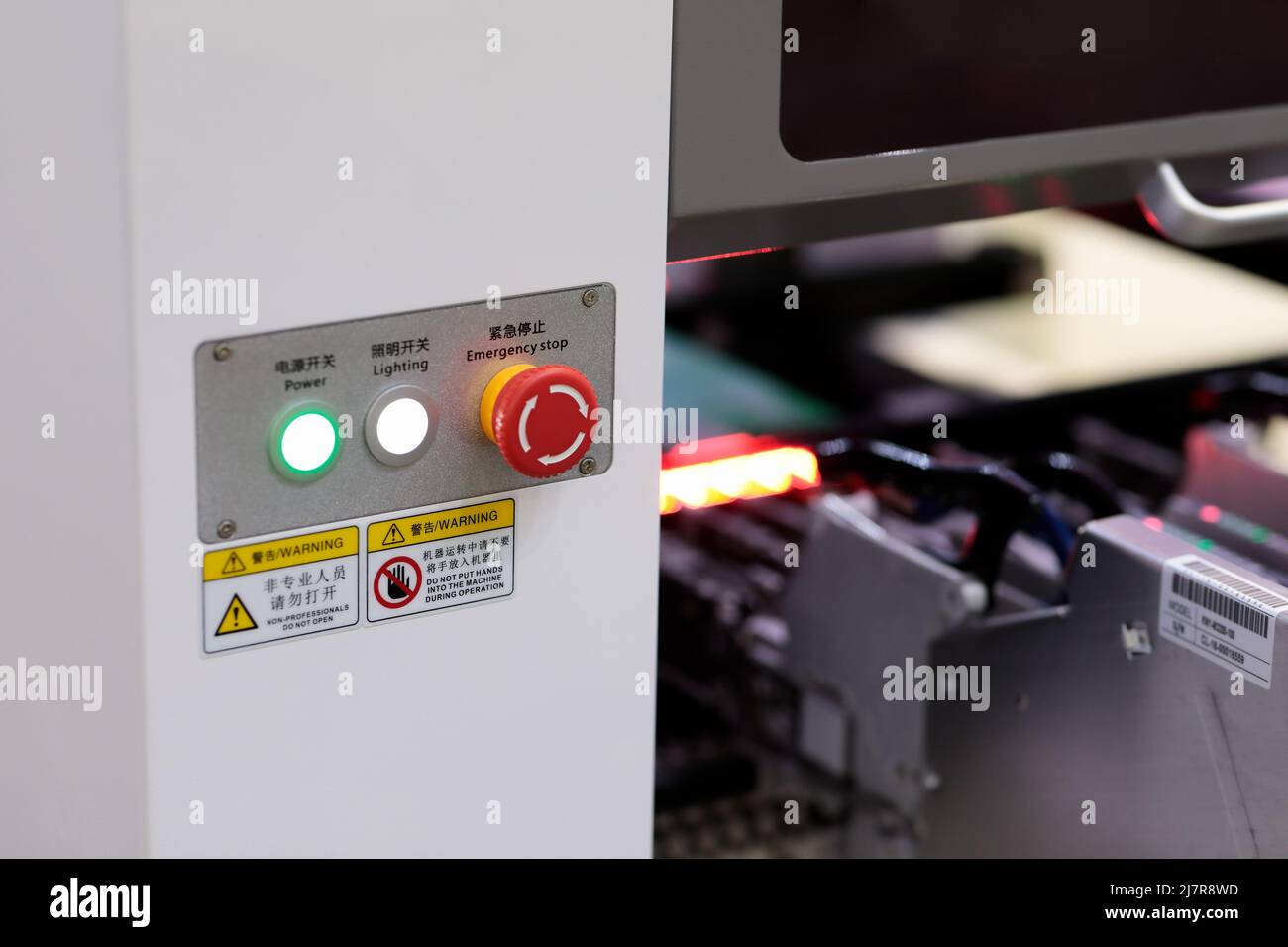 Panneau de commande de la machine à technologie de montage en surface. Ensemble PCB avec machine automatique de saisie et de placement CMS. Mise au point sélective. Banque D'Images