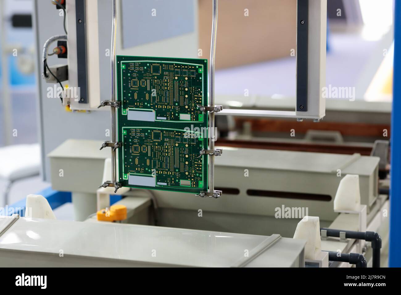 Processus de production des cartes de circuits imprimés. Équipement de fabrication de PCB. Mise au point sélective. Banque D'Images