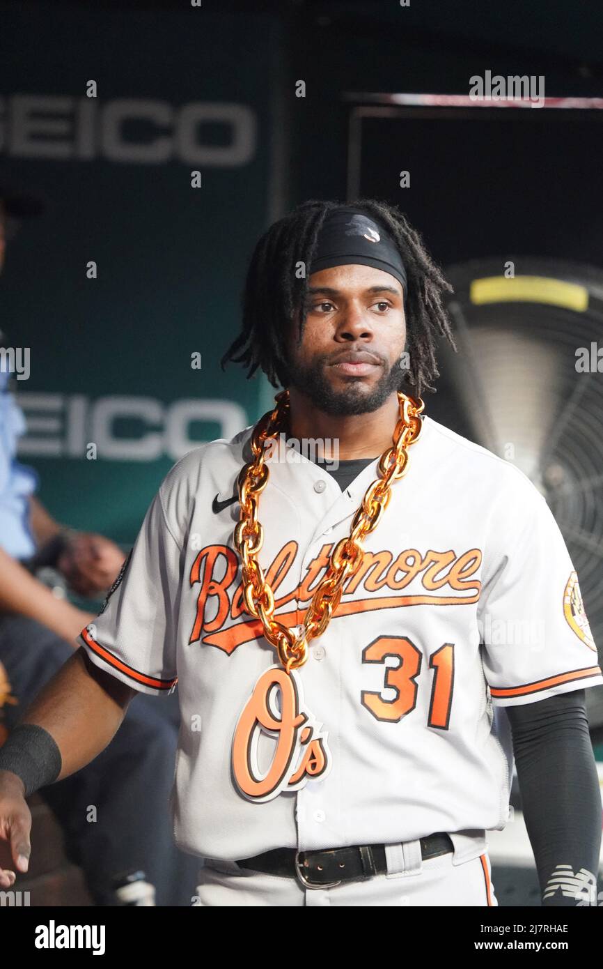 St. Louis, États-Unis. 10th mai 2022. Baltimore Orioles Cedric Mullins se tient dans le dugout portant une grande chaîne d'or après avoir frappé une deux course à la maison dans le .troisième repas contre les Cardinals de Saint Louis au stade Busch à St. Louis le mardi 10 mai 2022. Photo par Bill Greenblatt/UPI crédit: UPI/Alay Live News Banque D'Images